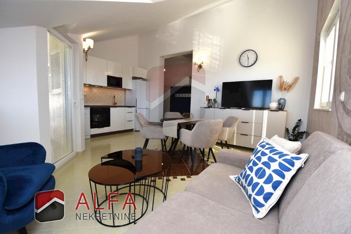 Vodice, prodaje se lijepo namješten dvosoban apartman na drugom katu