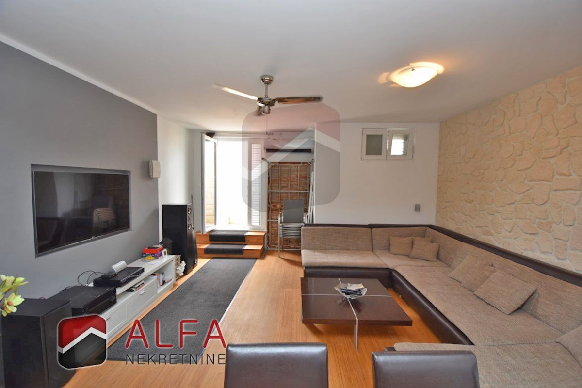 Vodice, Srima, prodaje se namješten apartman u podrumu zgrade