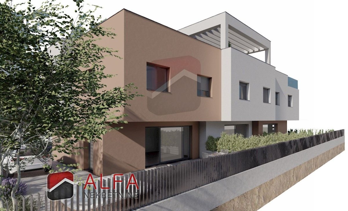 Vodice, novogradnja, prodaje se dvoetažan stan s dvorištem blizu mora
