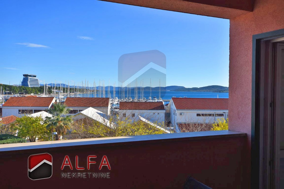 Vodice centar, ATRAKTIVNO, prodaje se ekskluzivan apartman s pogledom na more