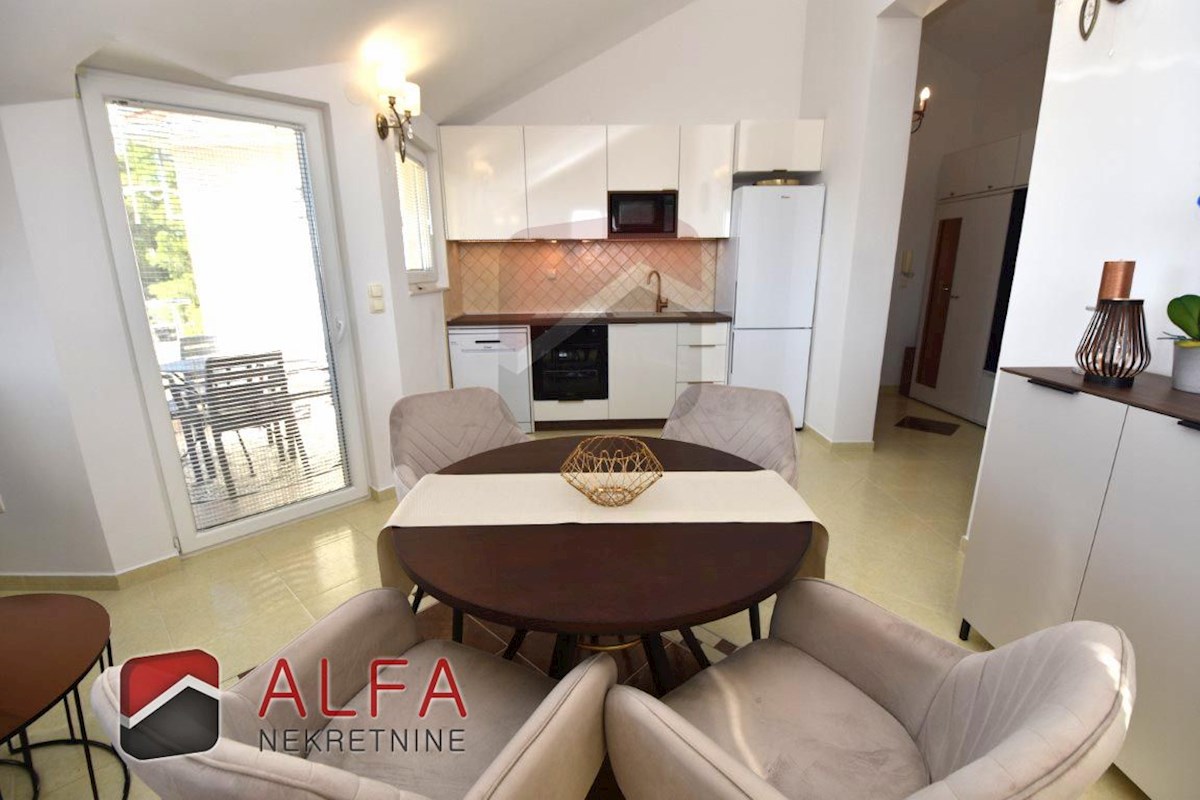 Vodice, prodaje se lijepo namješten dvosoban apartman na drugom katu