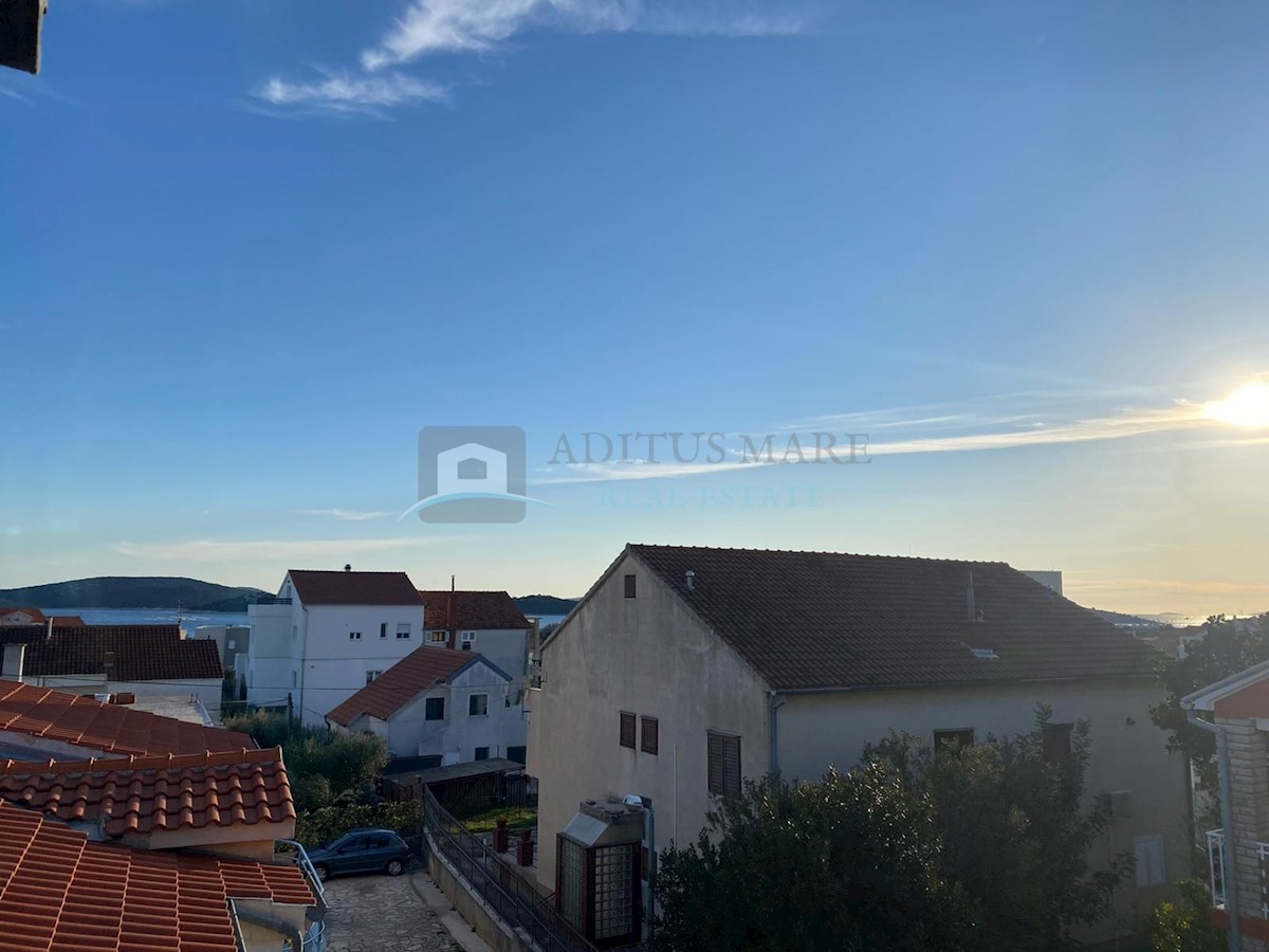 Vodice , Blata - prostrani stan s pogledom na more 