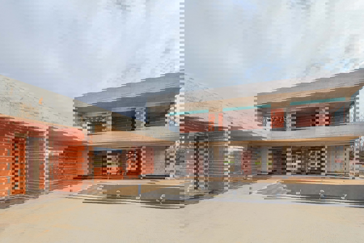 Poreč, Kaštelir, Prostrana vila s pogledom i velikim vrtom