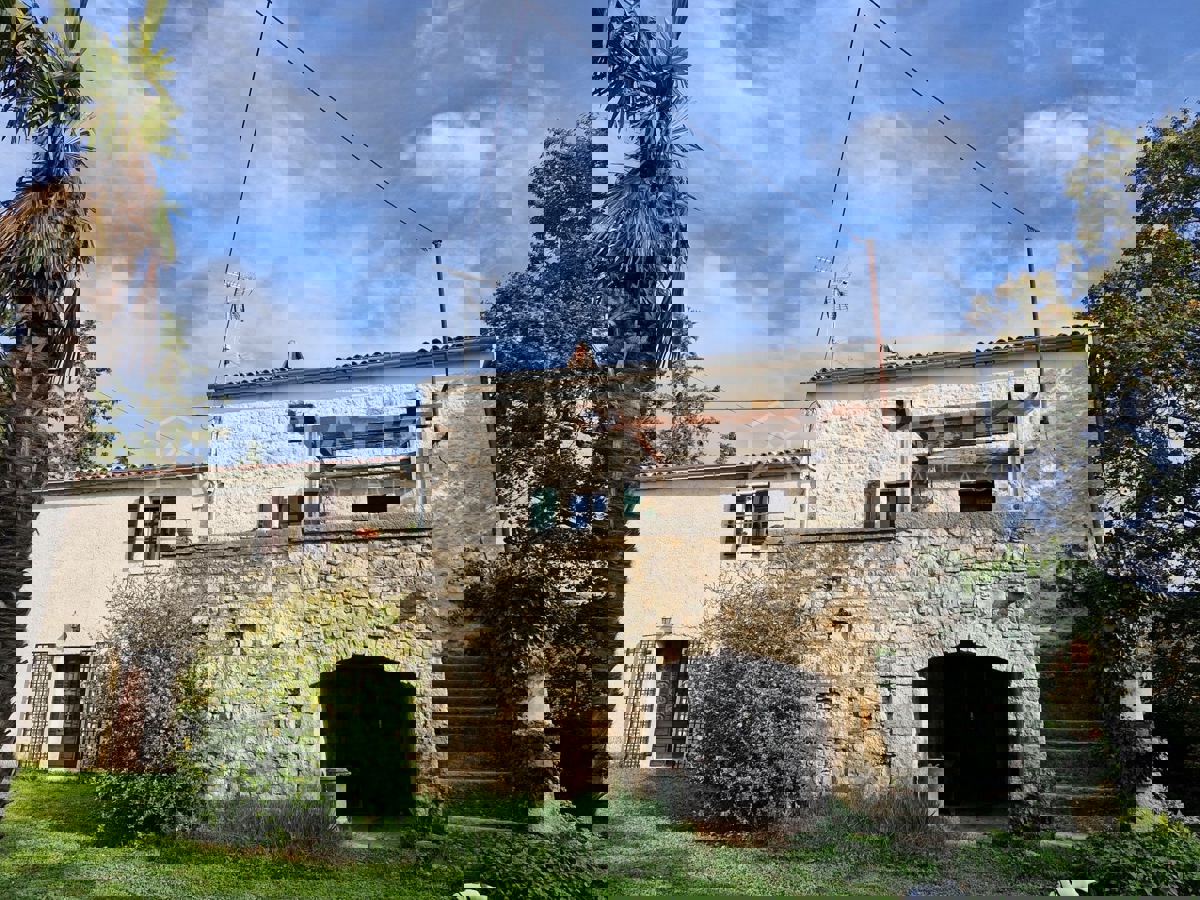 Baderna, okolica kamena kuća sa vrtom