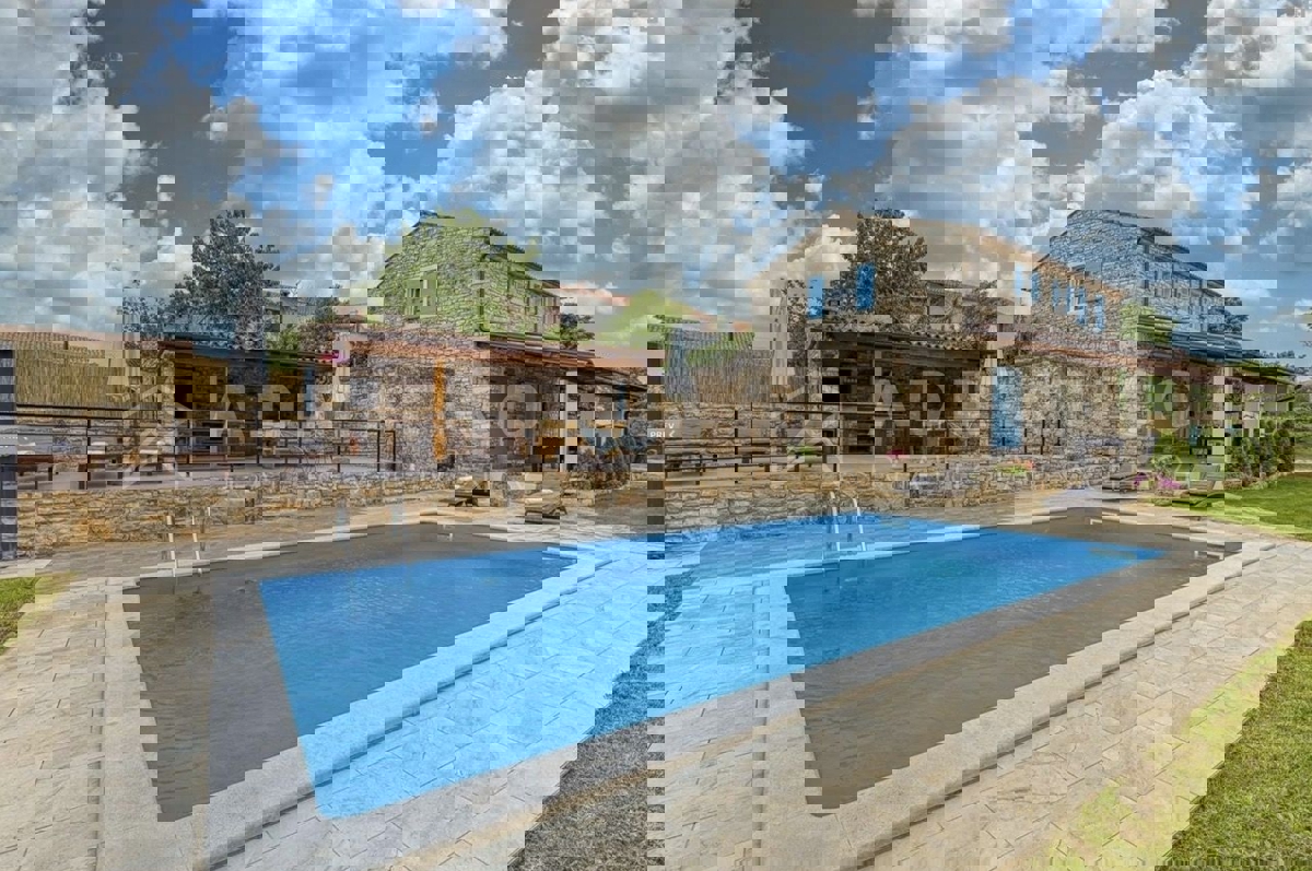 Poreč okolica, kamena kuća s puno zemljišta