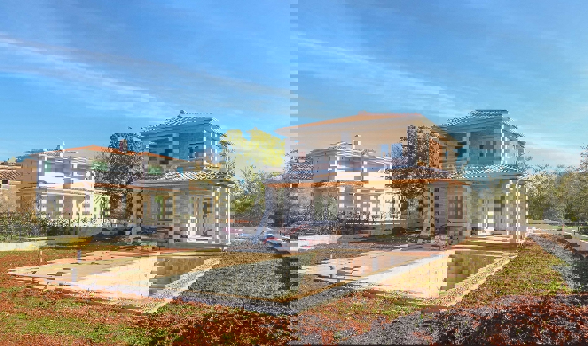 Luksuzna kuća s vrtom, bazenom i podrumom sa saunom