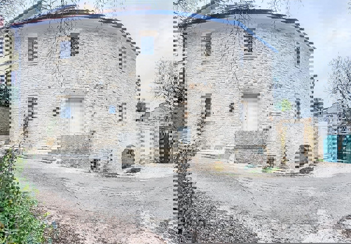 Tinjan, renovated stone house