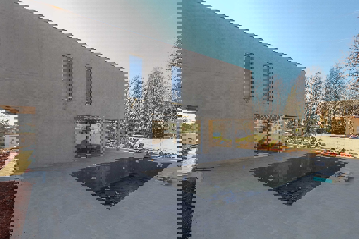 POREČ - Nova moderna kuća s bazenom, 4 spavaće sobe