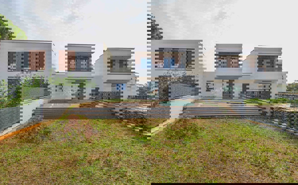 POREČ Moderna kuća u nizu tražena lokacija