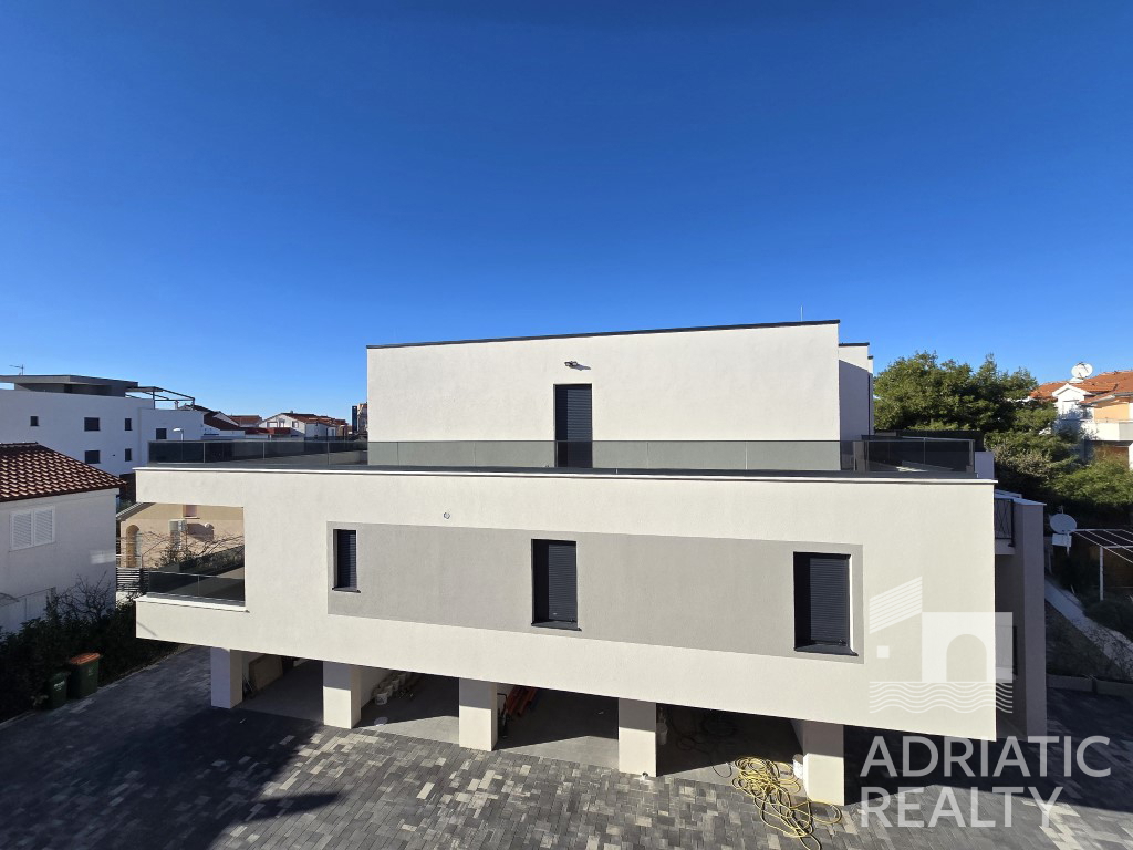 Srima, prostrani penthouse s garažom, odmah useljivo