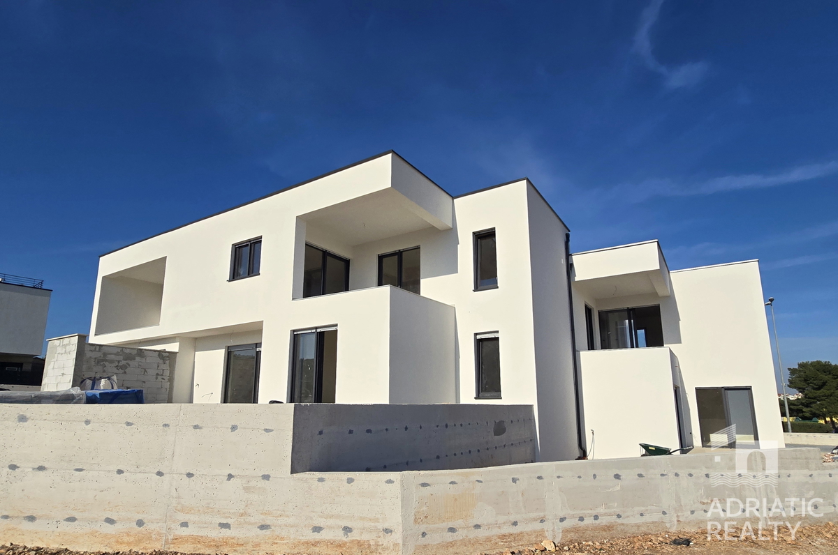 Vodice, stanovanje s privatnim ulazom, vrtom in dvema parkirnima mestoma