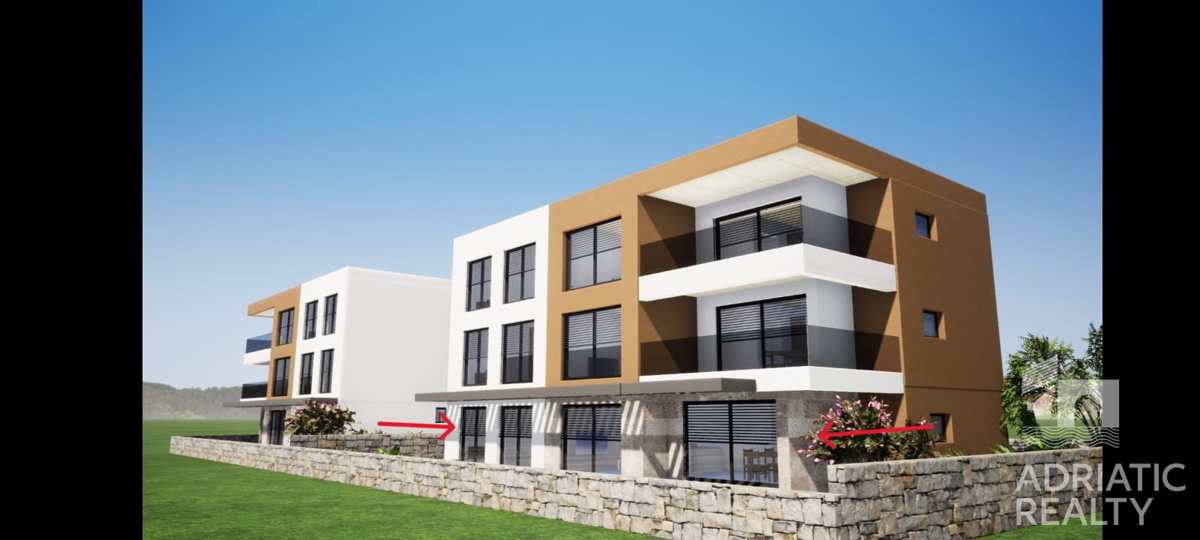 Vodice, luksuzni trisobni apartma v pritličju z vrtom, 70 m od morja