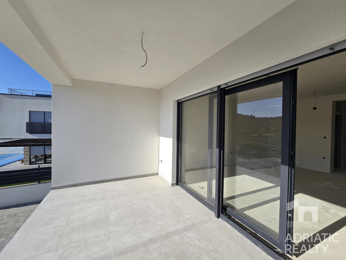 Vodice, trosobni apartman na prvom katu novogradnje