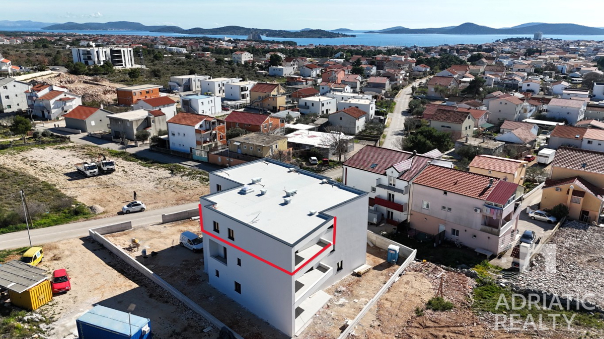Vodice, prostorno dvosobno stanovanje na mirni lokaciji