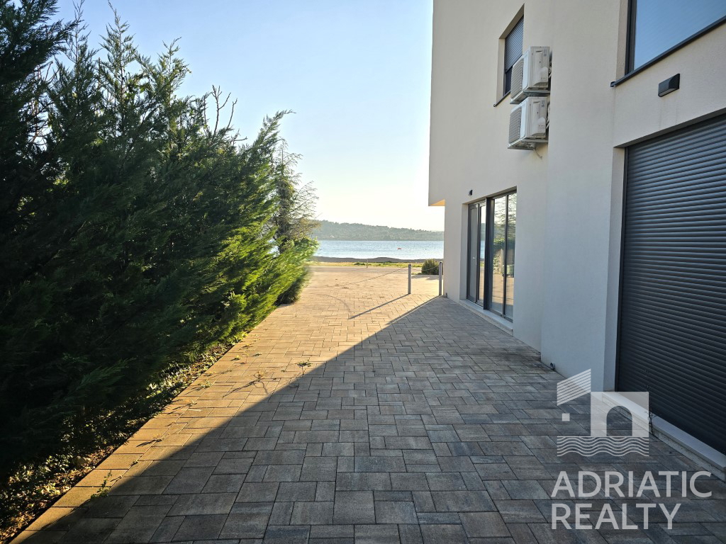 Srima, apartman/poslovni prostor prvi red do mora