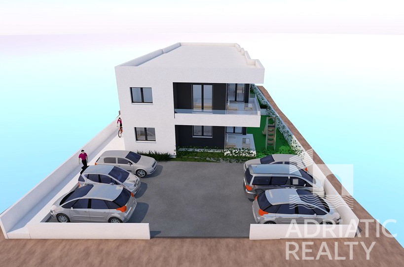Vodice, trosoban apartman s vrtom u novogradnji