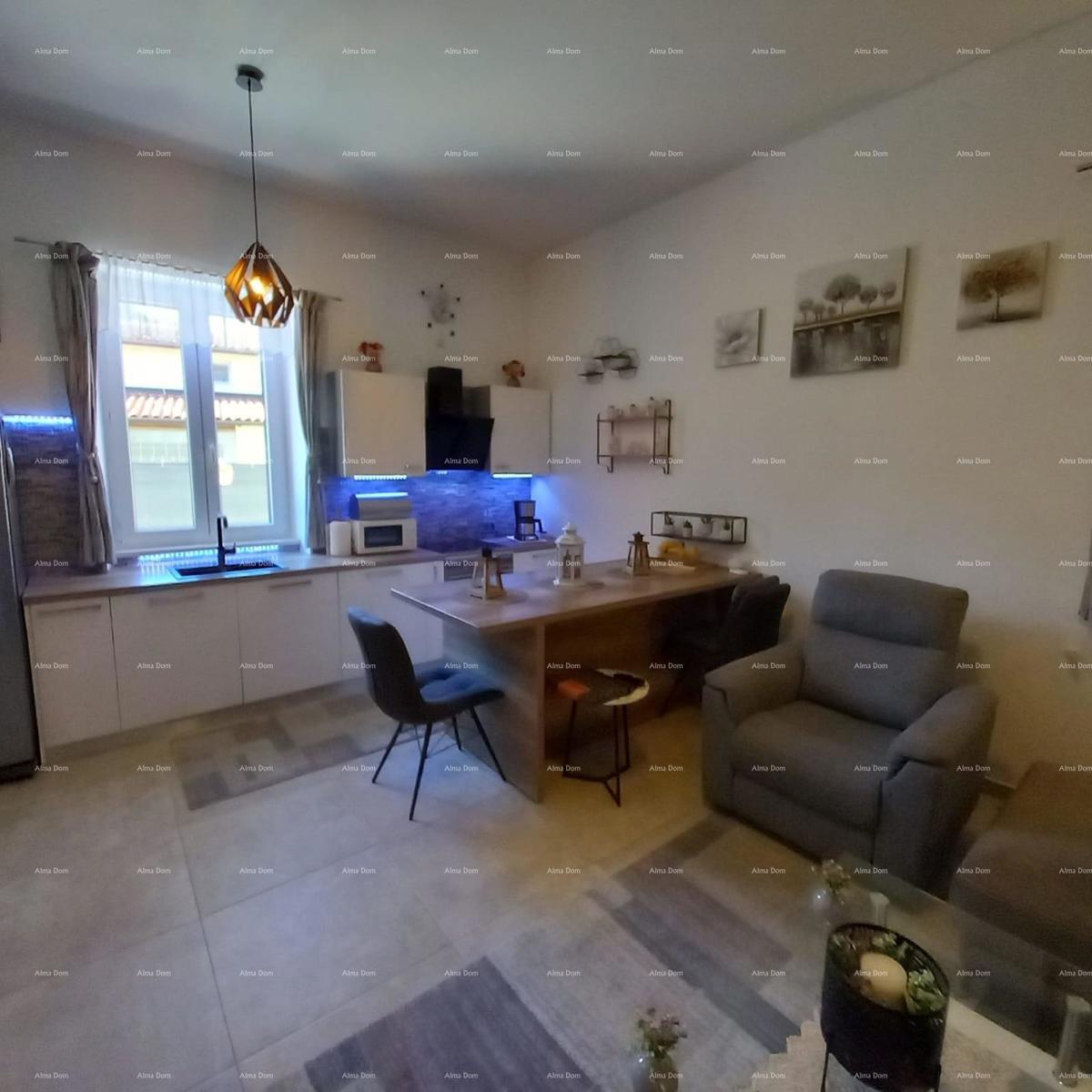 Na prodaju stan s dvorištem, 250 m od mora
