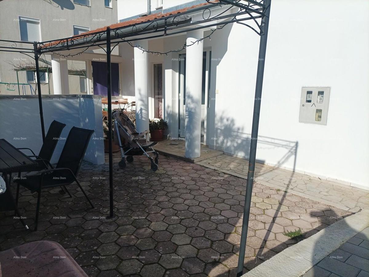 Garsonjera na 1. katu s zajedničkim vrtom i roštilj zonom