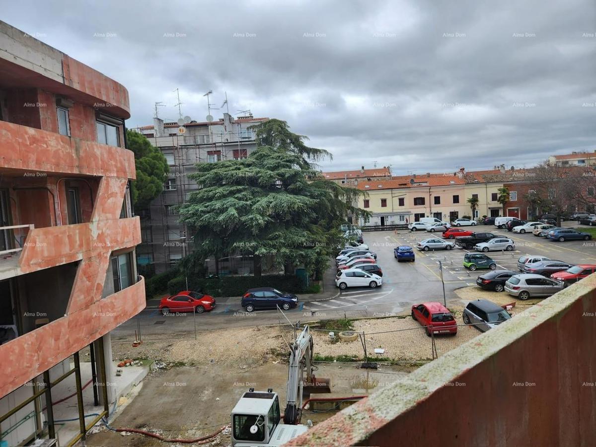Poreč, im Bau befindliches Wohn- und Geschäftshaus mit Wohnungen und Tiefgaragen.