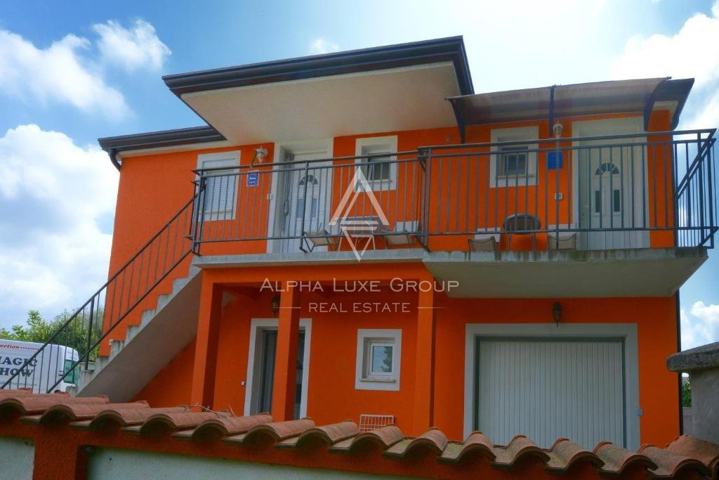 Istra, Poreč: Prekrasna kuća s tri stambene jedinice na prodaju