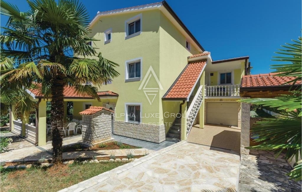 Istra, Poreč, Apartmanska kuća s bazenom i velikim vrtom na prodaju