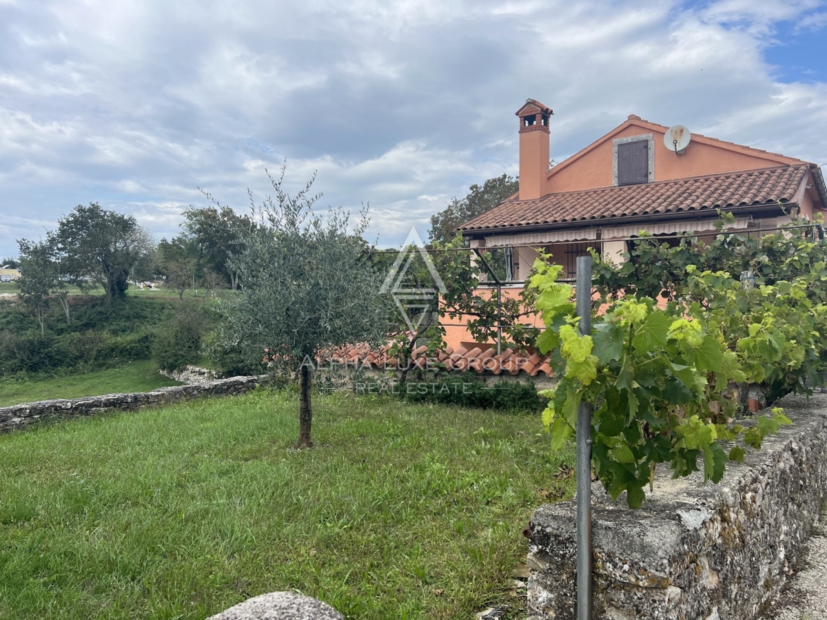 SAMO KOD NAS! SAMOSTOJEĆA KUĆA NA VELIKOM ZEMLJIŠTU U CENTRU MJESTA, TINJAN - PRILIKA!