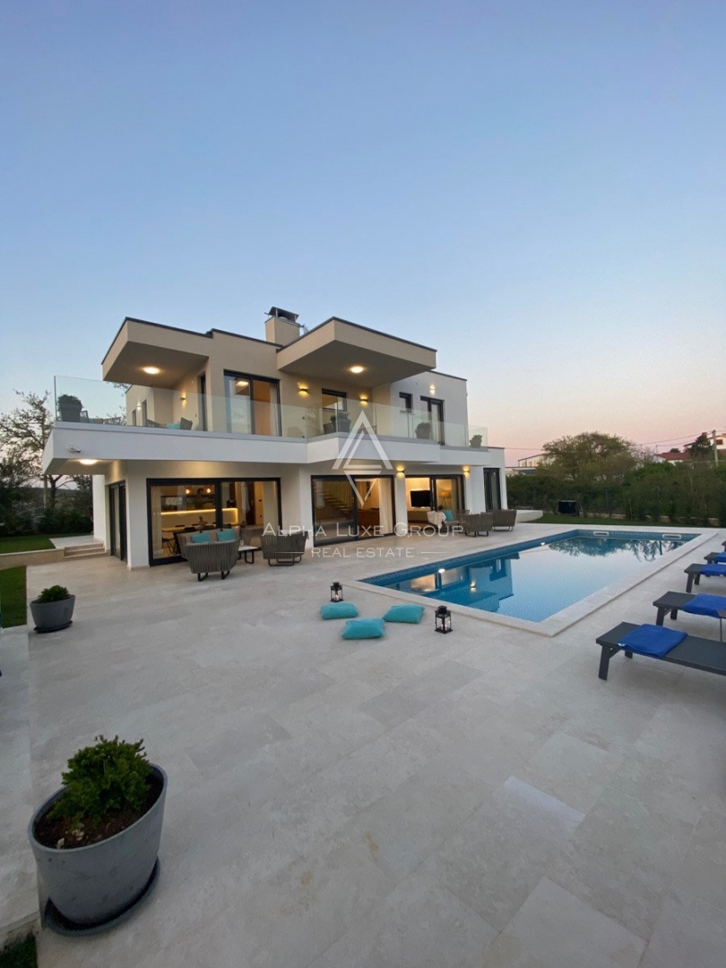 Atraktivna vila sa bazenom na prostranoj okućnici, Poreč, ISTRA