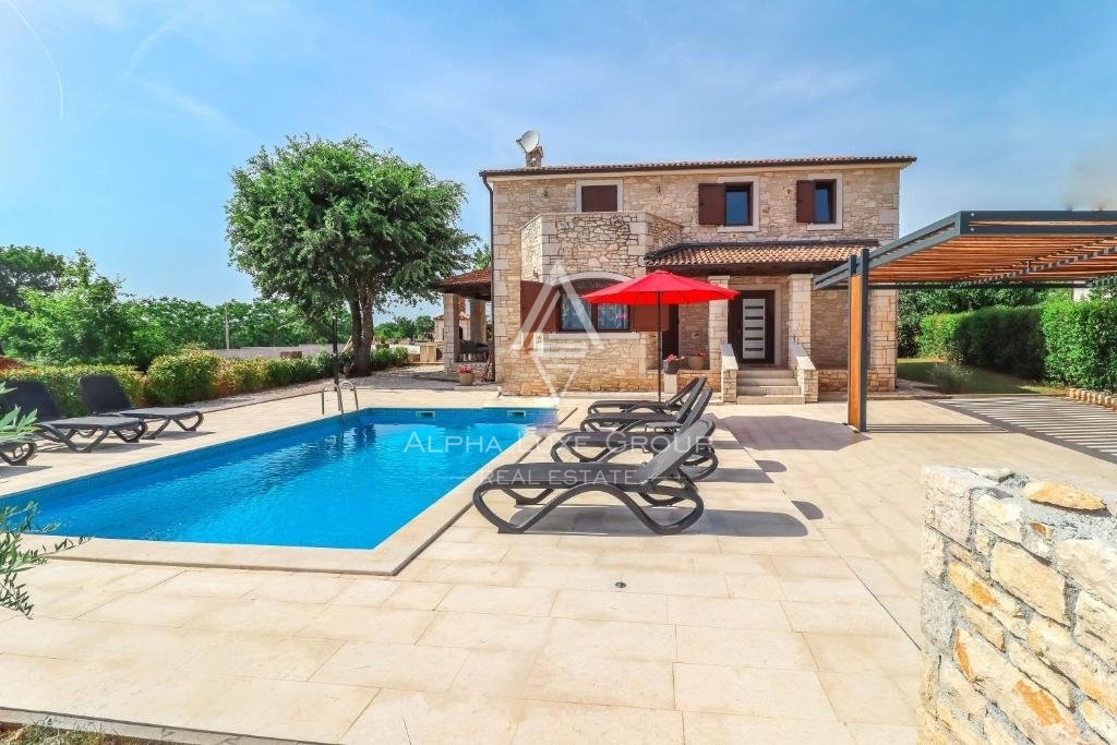 Istra, Poreč, Autentična kamena kuća s bazenom na prodaju