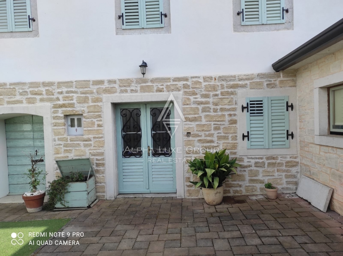 Istra, Poreč – Prekrasno renovirana kamena kuća s 4 spavaće sobe na prodaju