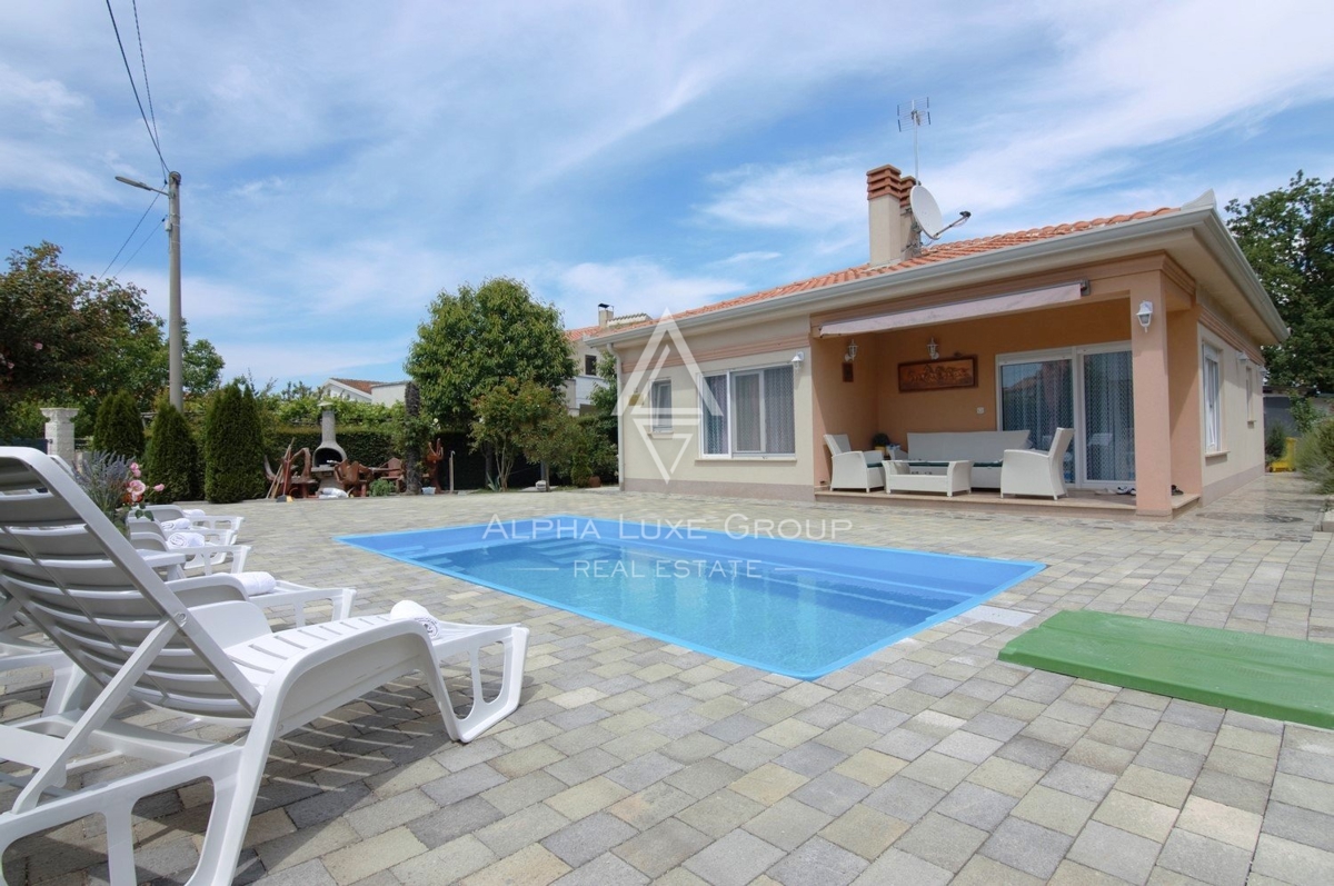 Istra, Poreč, Luksuzna prizemnica s bazenom i prostranim dvorištem