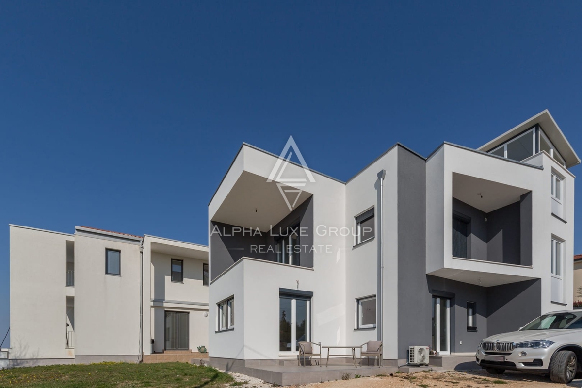 EKSKLUZIVNO – NOVA DVOJNA VILA S APARTMANIMA NA VRHUNSKOJ LOKACIJI 6 KM OD GRADA I 3 KM OD PRVIH PLAŽA