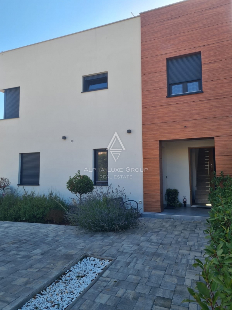 Istra, Poreč - Moderni stan na prvom katu s pogledom na more na prodaju
