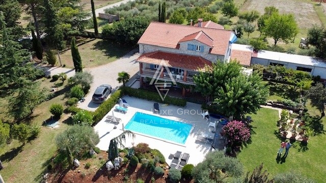 ALPHA LUXE PRODAJE , KAMENU VILU S BAZENOM OKRUŽENA VLASTITIM VINOGRADOM, OKOLICA POREČA.