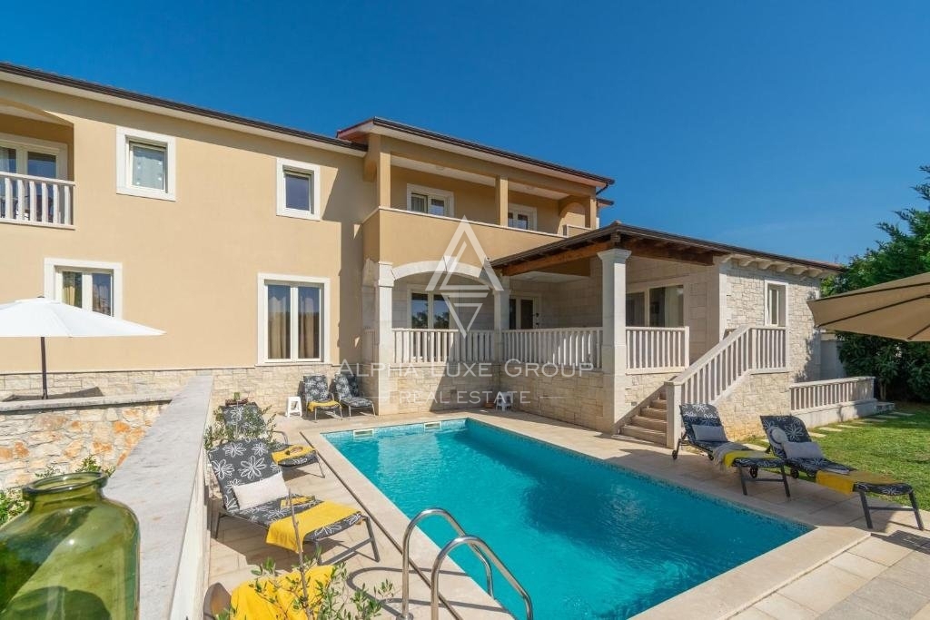 Istra, Poreč okolica, Prostrana vila s panoramskim pogledom na prodaju