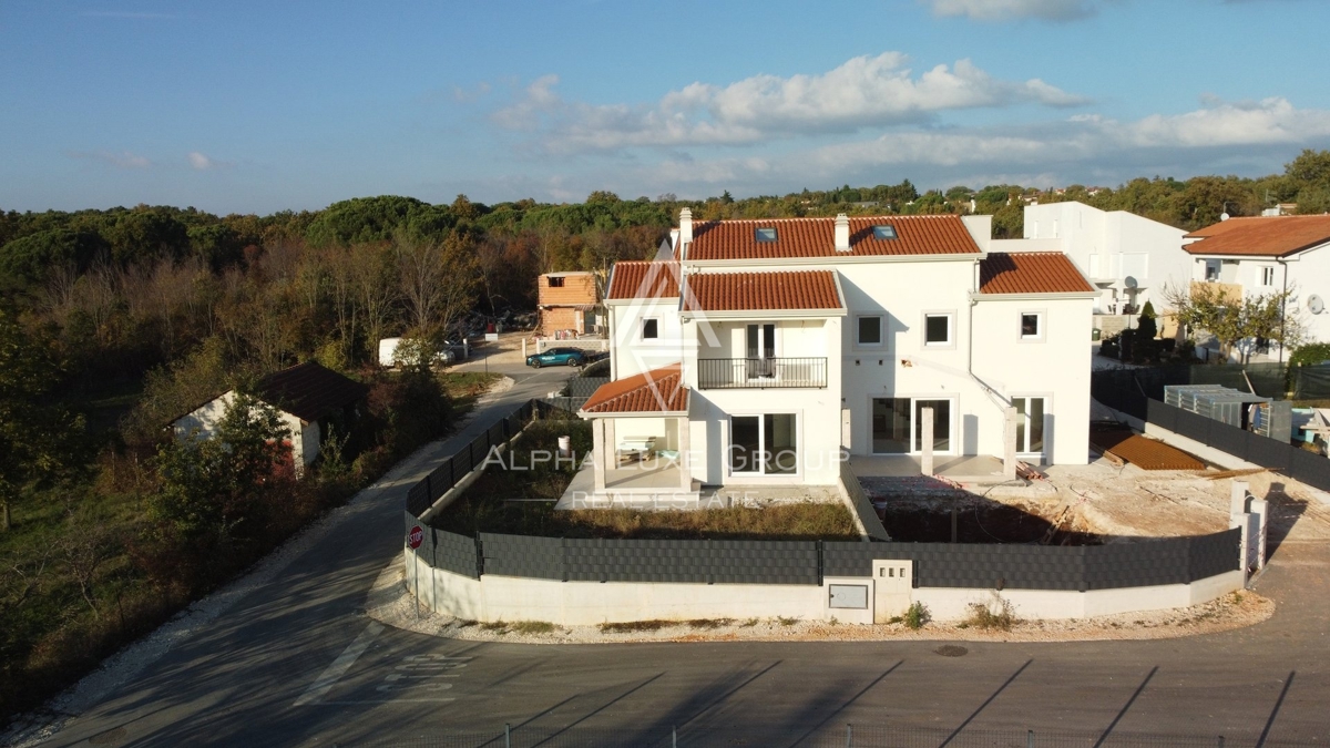 Poreč, Istra - Elegantna Dvojna Kuća Blizu Mora