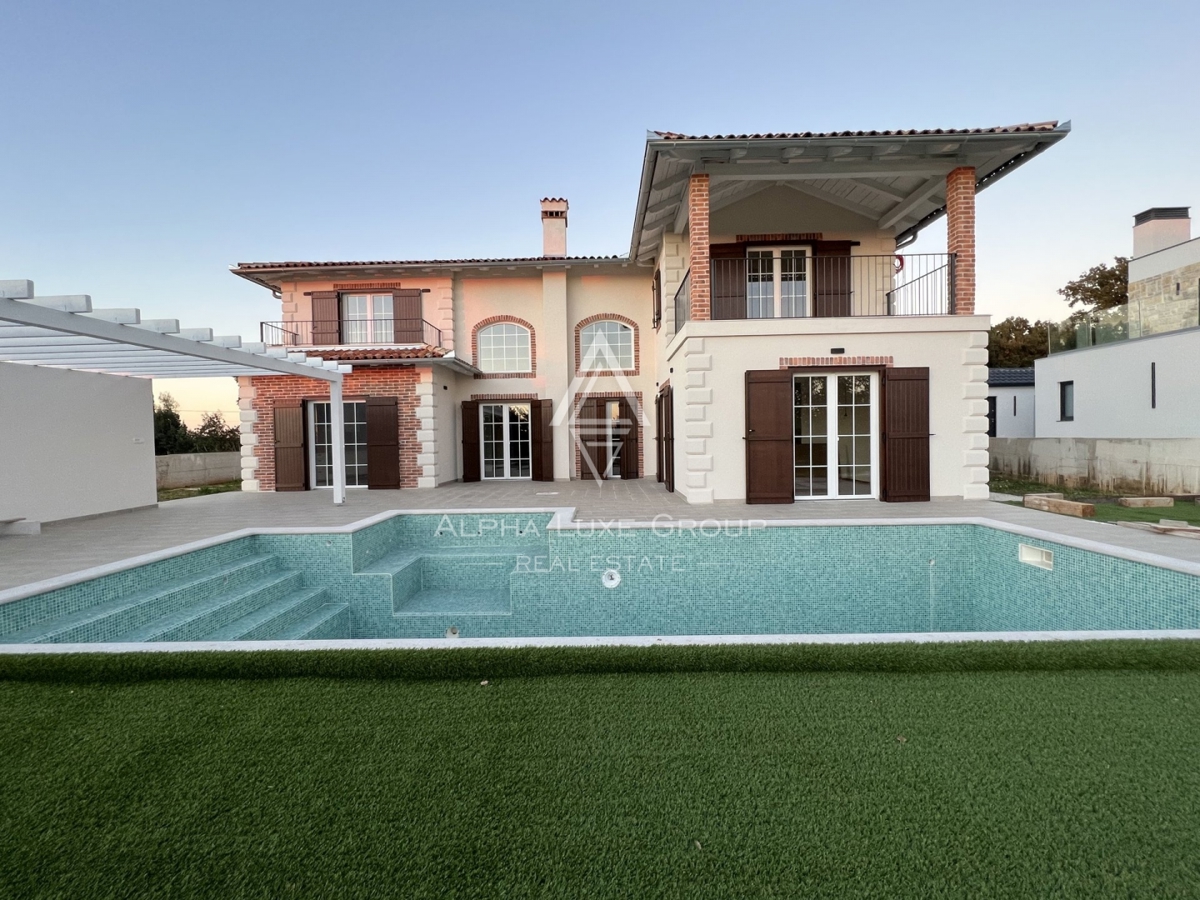 Poreč, Istra: Moderno dizajnirana kuća na prodaju na traženoj lokaciji