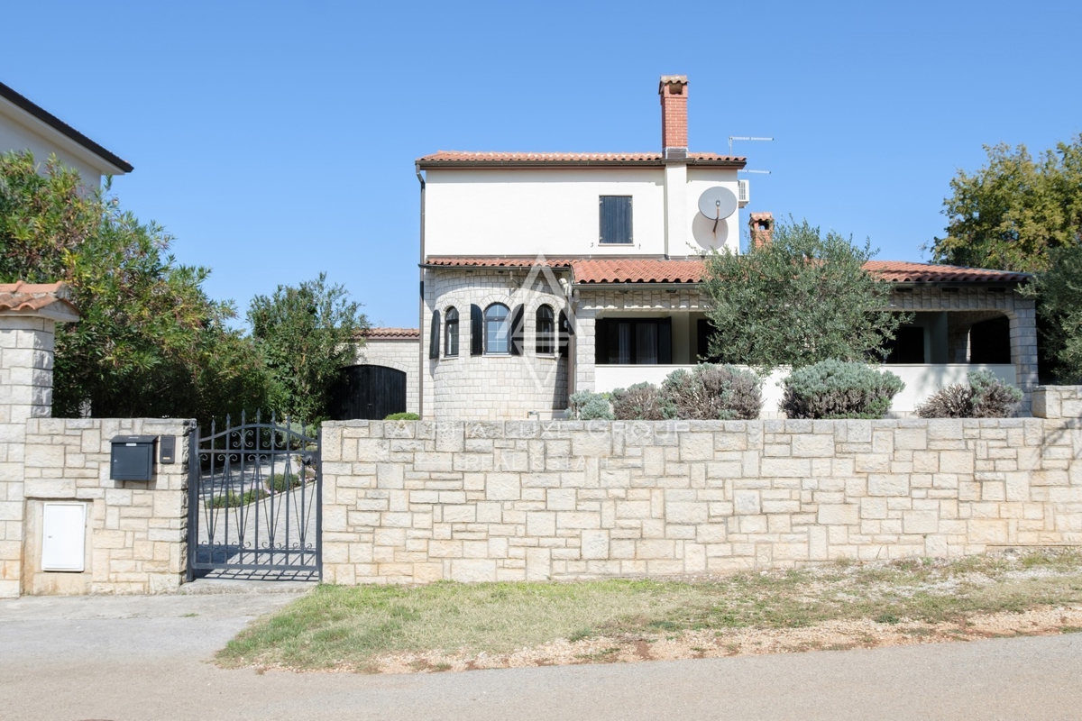 Istra, Kukci, Prostrana obiteljska kuća blizu Poreča