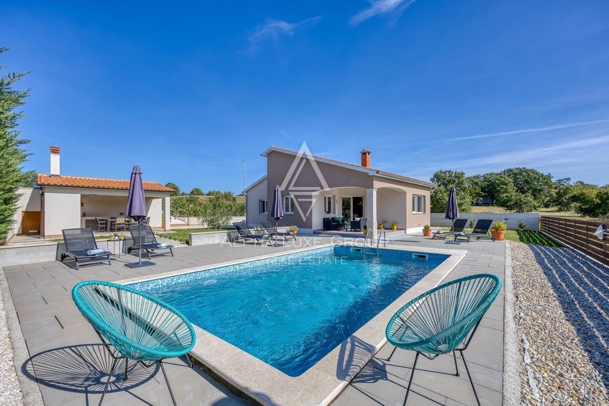 Istra, Poreč okolica, Samostojeća kuća s bazenom na prodaju