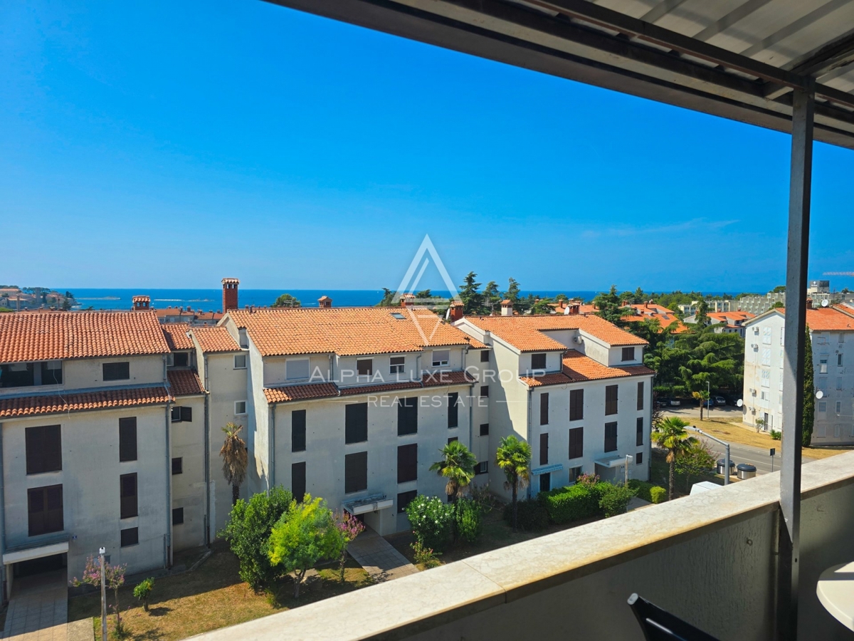 APARTMENT NEAR THE CENTER OF THE CITY AND THE BEACH WITH A PANORAMIC VIEW OF THE SEA AND THE TOWN OF POREČ