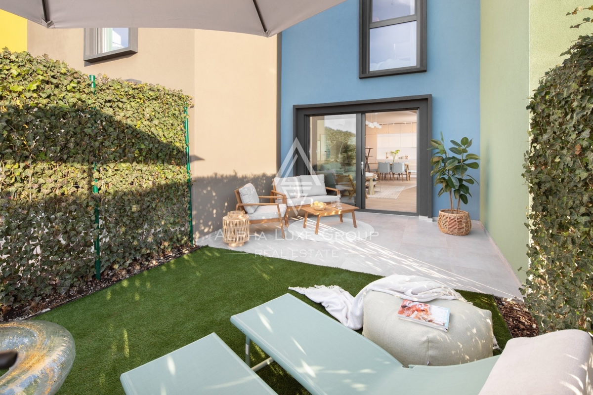 Poreč, Veli Maj: Moderne kuće u nizu s pogledom na more