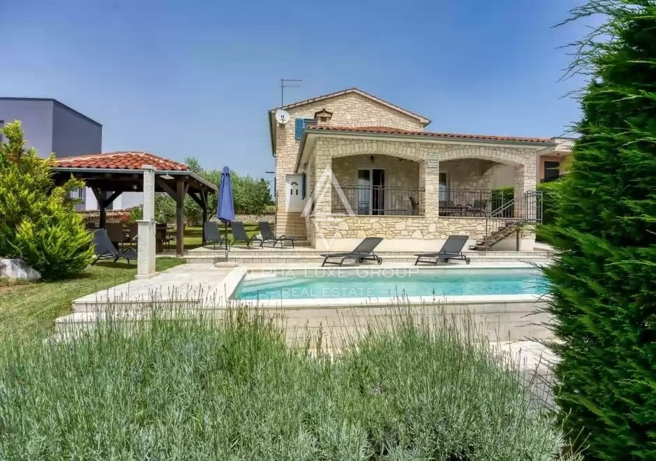 Istria, Poreč: Šarmantna kamena kuća s bazenom na prodaju