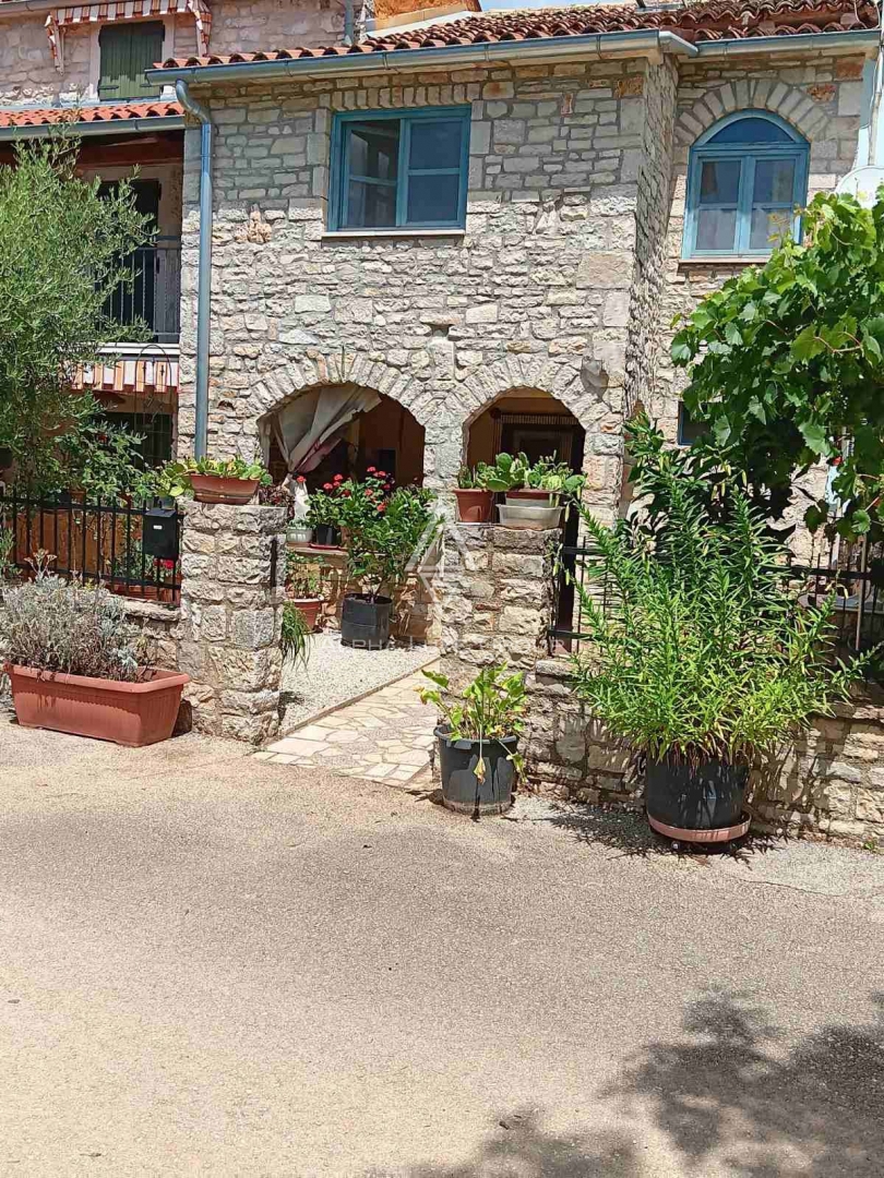 Istra, Poreč, Tradicionalna kamena kuća u nizu na prodaju