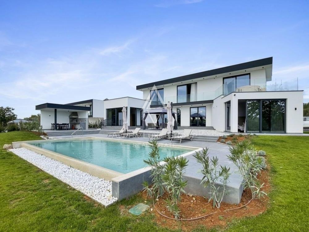 Moderna vila s bazenom okružena zelenilom i pogledom na more, Istra, Poreč