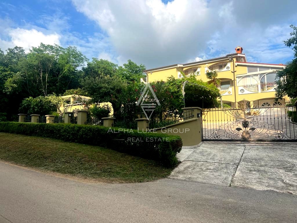 ALPHA LUXE GROUP, Prostrana vila u blizini grada s panoramskim pogledom na more