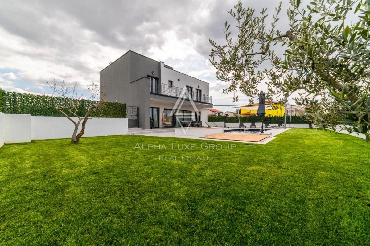 ALPHA LUXE GROUP prodaje, OKOLICA POREČA, LUKSUZNA VILA S BAZENOM, POGLED NA MORE.