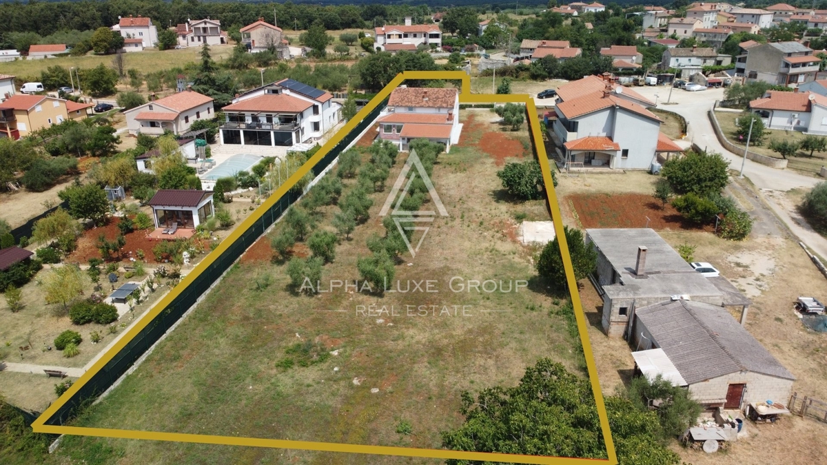 Istra, Poreč, Prostrana obiteljska kuća s velikim vrtom na prodaju