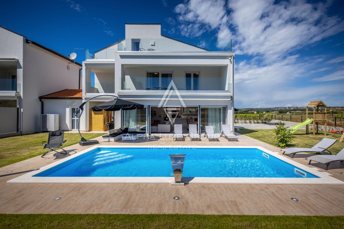 ALPHA LUXE GROUP PRODAJE, MODERNA VILA, BLIZINA POREČA, MIRNA LOKACIJA