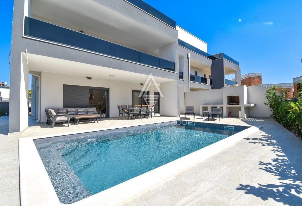 Otkrijte raskošnu dvojnu vilu u blizini Poreča: Samo korak od Jadranskog mora