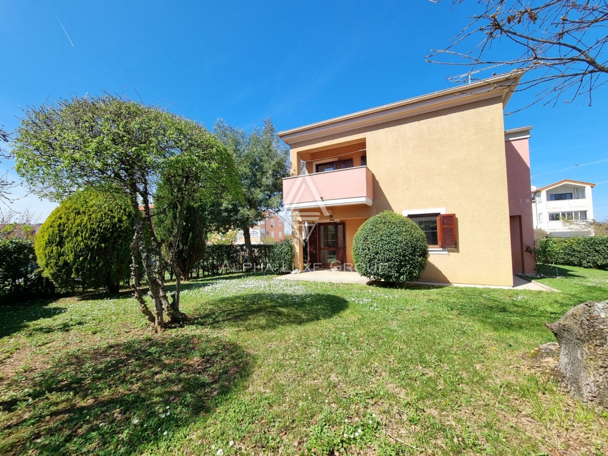 Samostojeća kuća na dvije etaže samo 500m od mora.