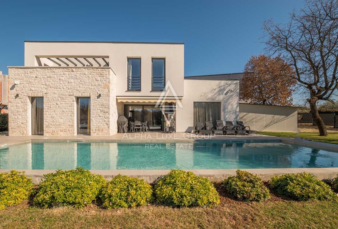 Izvanredna vila s 4 spavaće sobe i modernim dizajnom blizu centra Poreč